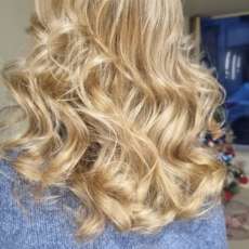 Cabelo ondulado loiro - Dulcídia Monteiro